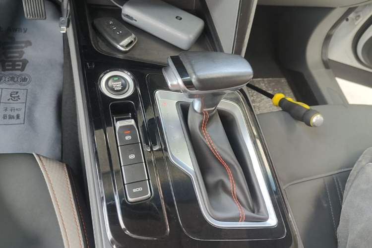 Used Baojun RC-6 2019 1.5T CVT 24-Hour Online Luxury Edition Gear Lever