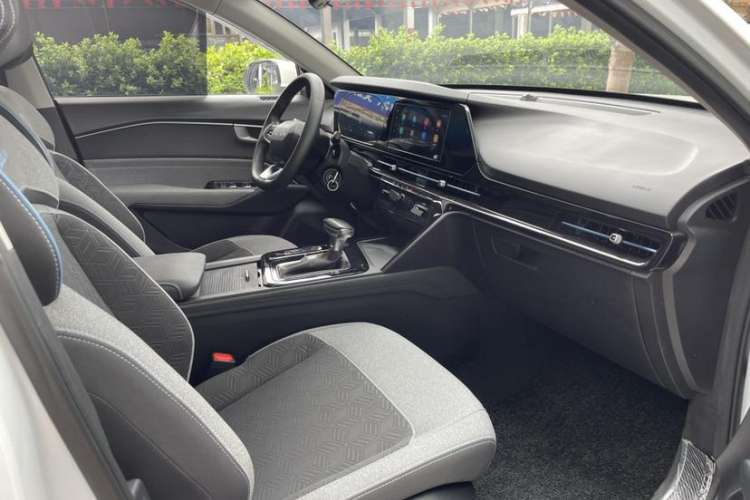 Used Baojun RC-6 2019 1.5T CVT Elite Version with 24-Hour Online Service Interior 2