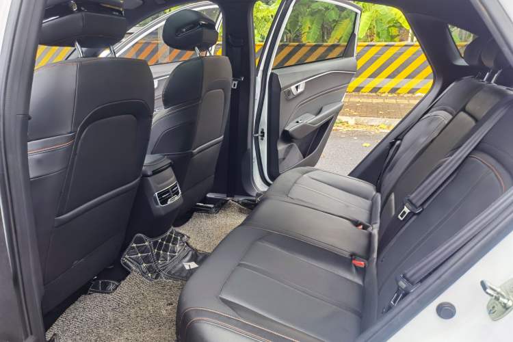Used Baojun RC-6 2019 1.5T CVT 24-Hour Online Flagship Edition Interior 3