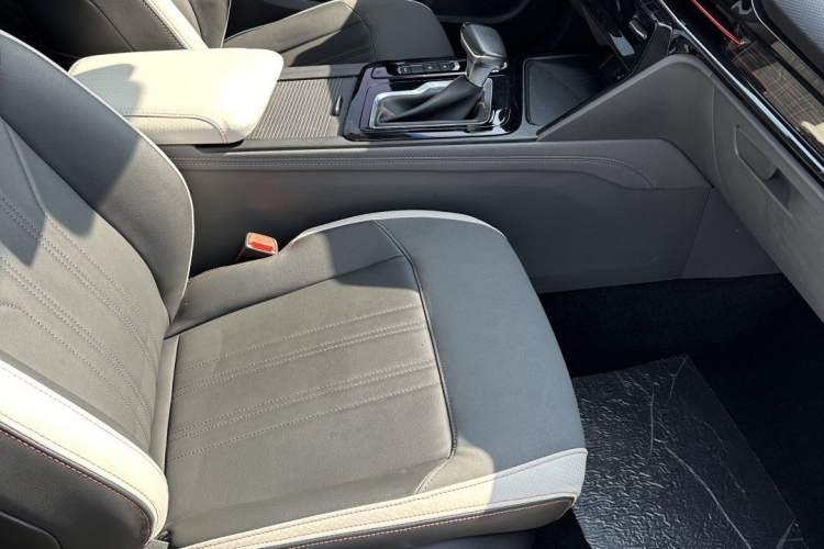 Used Baojun RC-6 2019 1.5T CVT 24-Hour Online Prestige Edition Interior 3