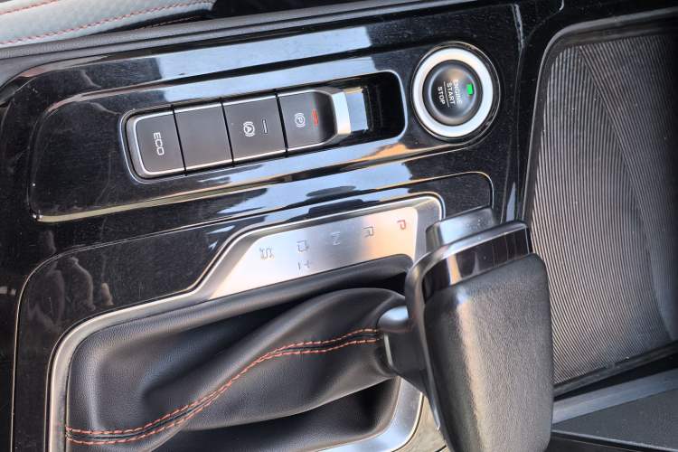 Used Baojun RC-6 2019 1.5T CVT 24-Hour Online Luxury Edition Interior 4