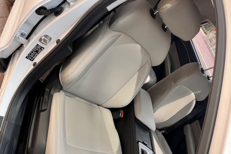 Used Baojun RC-6 2019 1.5T CVT Elite Version with 24-Hour Online Service Interior 8