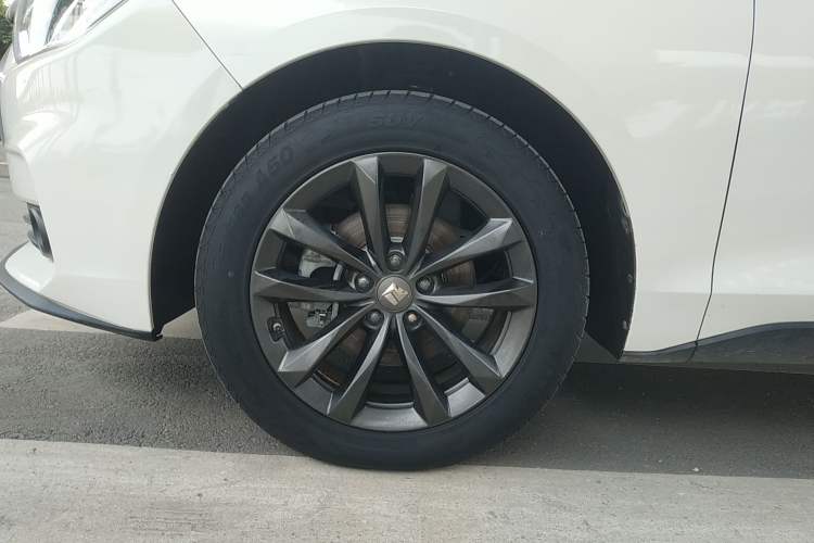 Used Baojun RC-6 2019 1.5T CVT 24-Hour Online Luxury Edition Left Front Wheel Hub