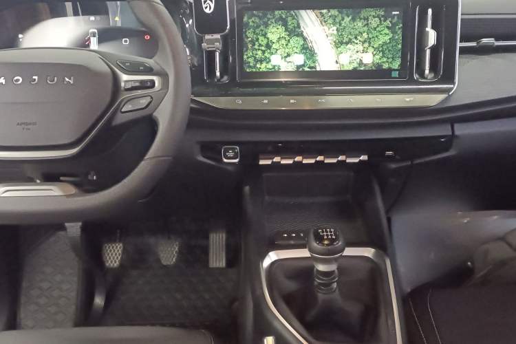 Used Baojun RM-5 2019 1.5L Manual Elite Edition with 24-hour Online Service 5 Seats Audio And AC Panel
