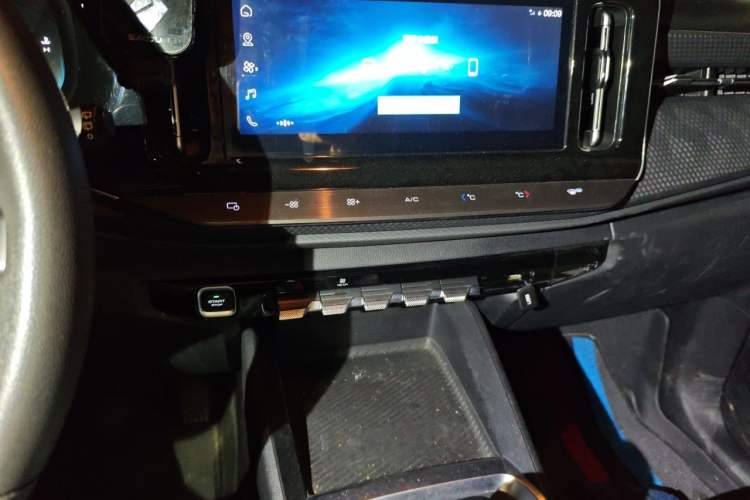 Used Baojun RM-5 2019 1.5T Manual Elite Version with 24-Hour Online Service 6 Seats Audio And AC Panel