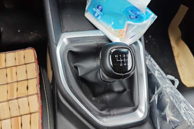 Used Baojun RM-5 2019 1.5T Manual Elite Version with 24-Hour Online Service 7 Seats Gear Lever