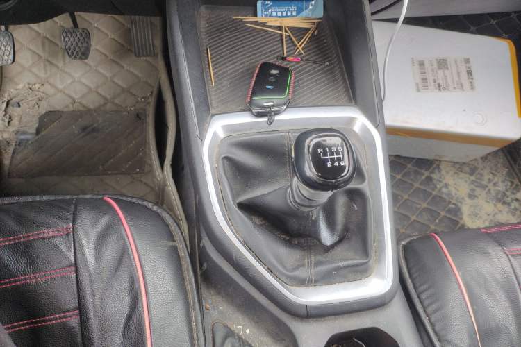 Used Baojun RM-5 2019 1.5T Manual Elite Version with 24-Hour Online Service 6 Seats Gear Lever
