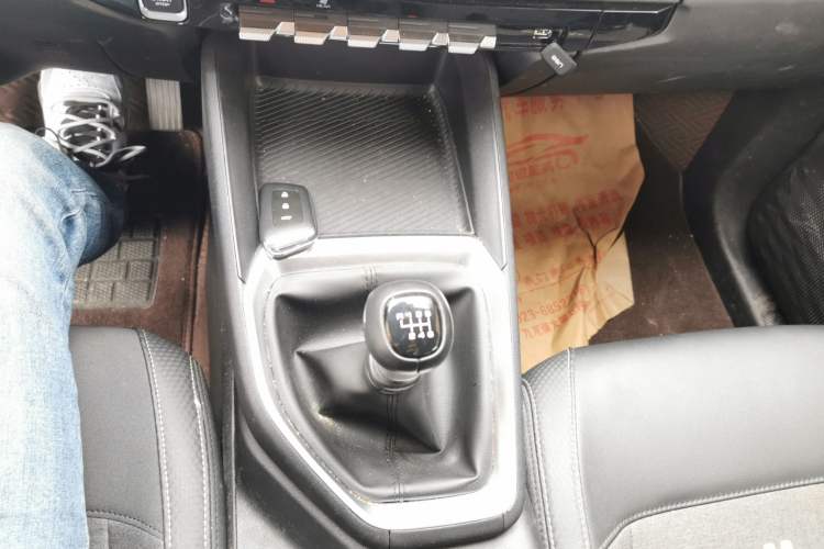 Used Baojun RM-5 2019 1.5T Manual Elite Version with 24-Hour Online Service 7 Seats Gear Lever