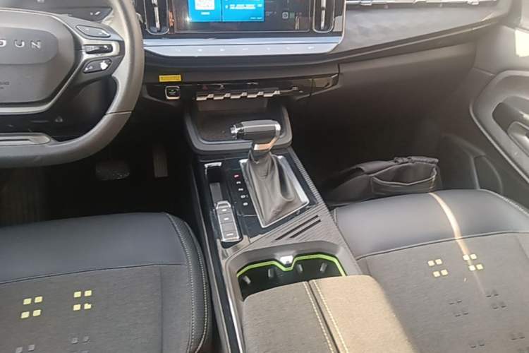 Used Baojun RM-5 2019 1.5T CVT Elite Version with 24-Hour Online Service 7 Seats Gear Lever