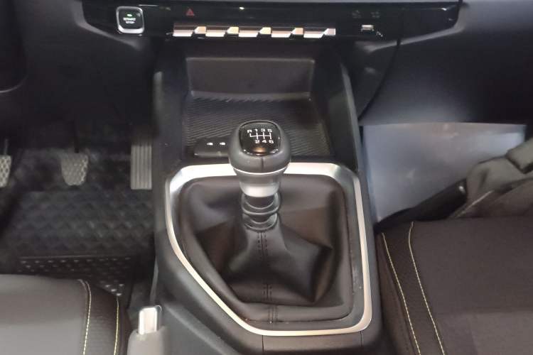 Used Baojun RM-5 2019 1.5L Manual Elite Edition with 24-hour Online Service 5 Seats Gear Lever