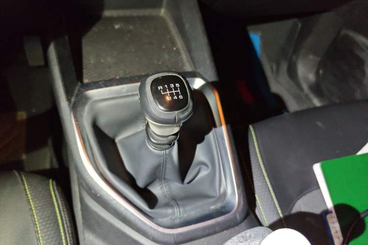 Used Baojun RM-5 2019 1.5T Manual Elite Version with 24-Hour Online Service 6 Seats Gear Lever