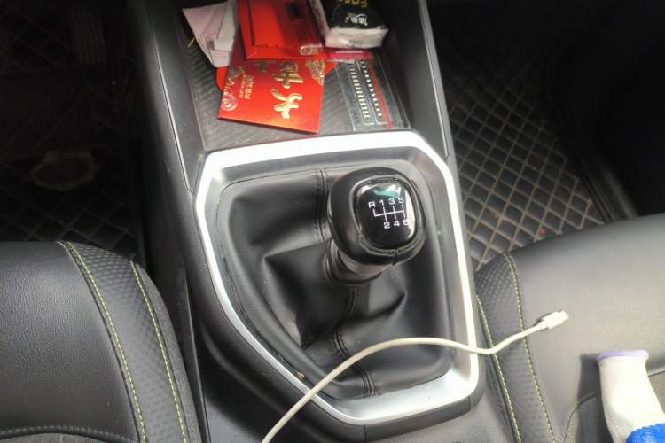 Used Baojun RM-5 2019 1.5T Manual Elite Version with 24-Hour Online Service 7 Seats Gear Lever