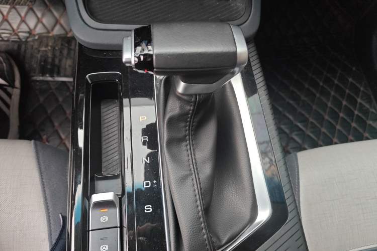 Used Baojun RM-5 2019 1.5T CVT 24-Hour Online Luxury Version 6 Seats Gear Lever