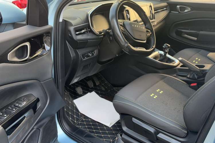 Used Baojun RM-5 2019 1.5L Manual Elite Edition with 24-hour Online Service 5 Seats Interior 2