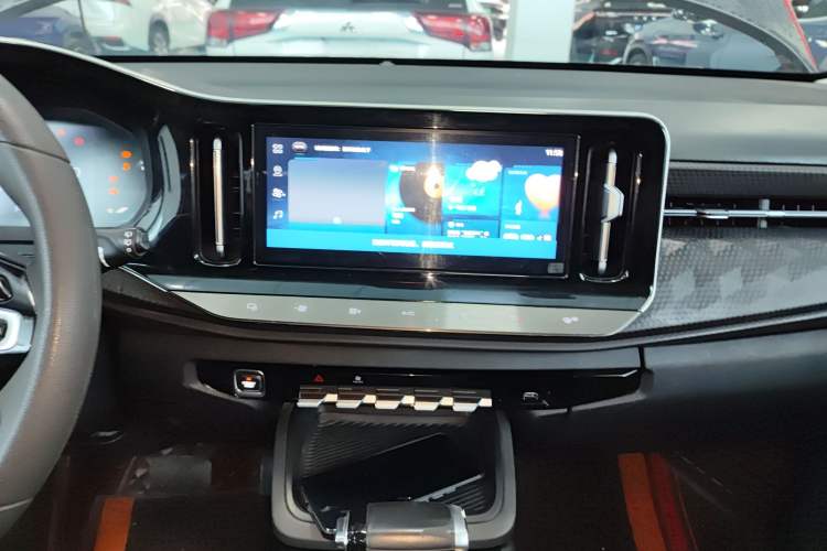 Used Baojun RM-5 2019 1.5T CVT Elite Version with 24-Hour Online Service 6 Seats Audio And AC Panel