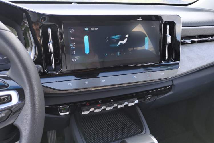 Used Baojun RM-5 2019 1.5T CVT 24-Hour Online Luxury Version 6 Seats Audio And AC Panel