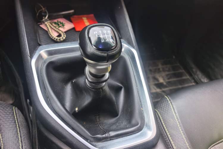 Used Baojun RM-5 2019 1.5T Manual Elite Version with 24-Hour Online Service 6 Seats Gear Lever