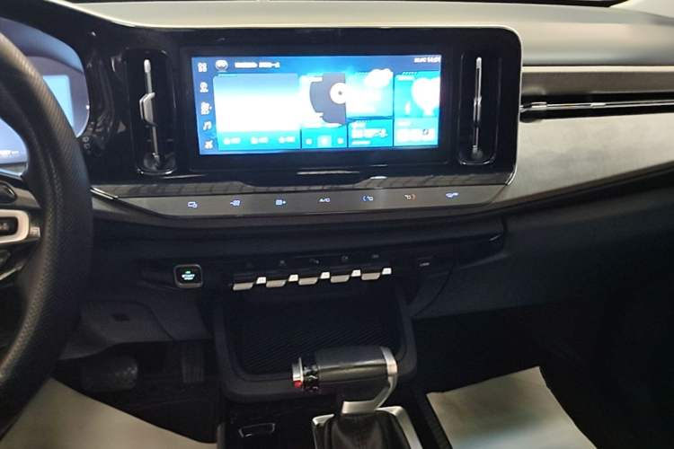 Used Baojun RM-5 2019 1.5T CVT 24-Hour Online Prestige Version 6 Seats Audio And AC Panel