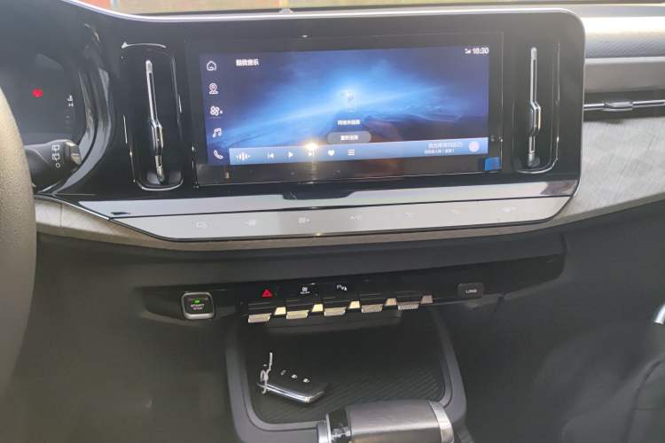Used Baojun RM-5 2019 1.5T CVT 24-Hour Online Luxury Version 6 Seats Audio And AC Panel