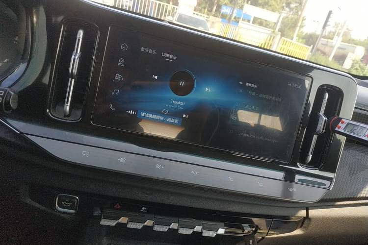 Used Baojun RM-5 2019 1.5T Manual Elite Version with 24-Hour Online Service 6 Seats Audio And AC Panel