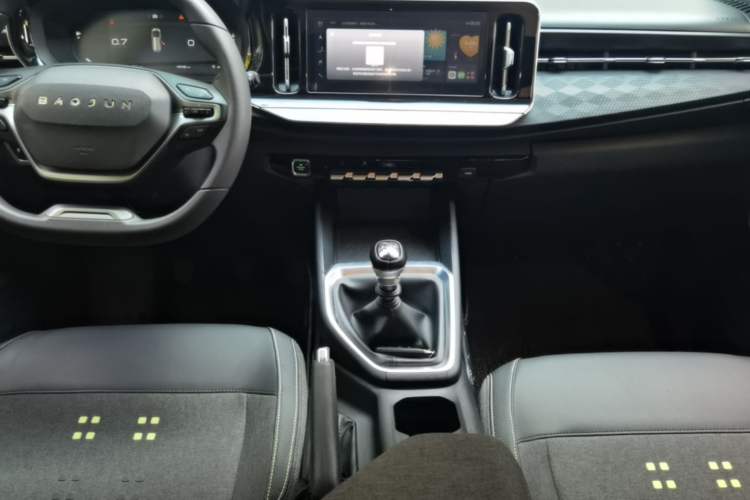 Used Baojun RM-5 2019 1.5T Manual Elite Version with 24-Hour Online Service 6 Seats Audio And AC Panel