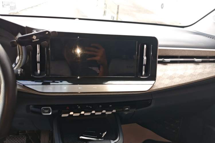 Used Baojun RM-5 2019 1.5T CVT 24-Hour Online Prestige Version 6 Seats Audio And AC Panel