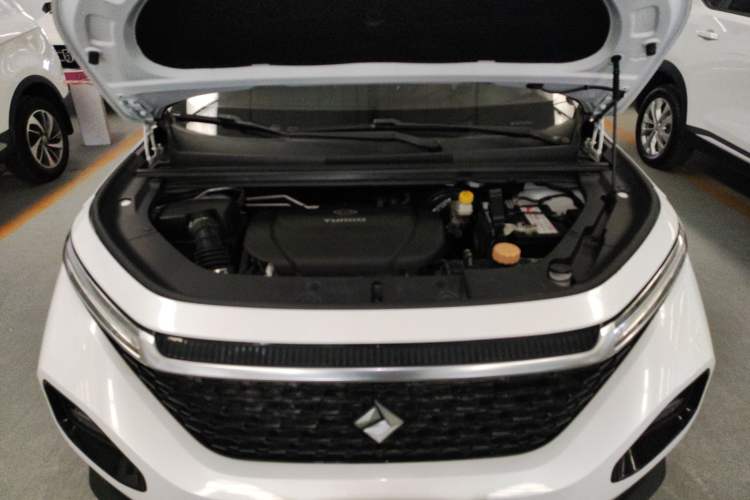 Used Baojun RM-5 2019 1.5T CVT Elite Version with 24-Hour Online Service 6 Seats Engine Bay