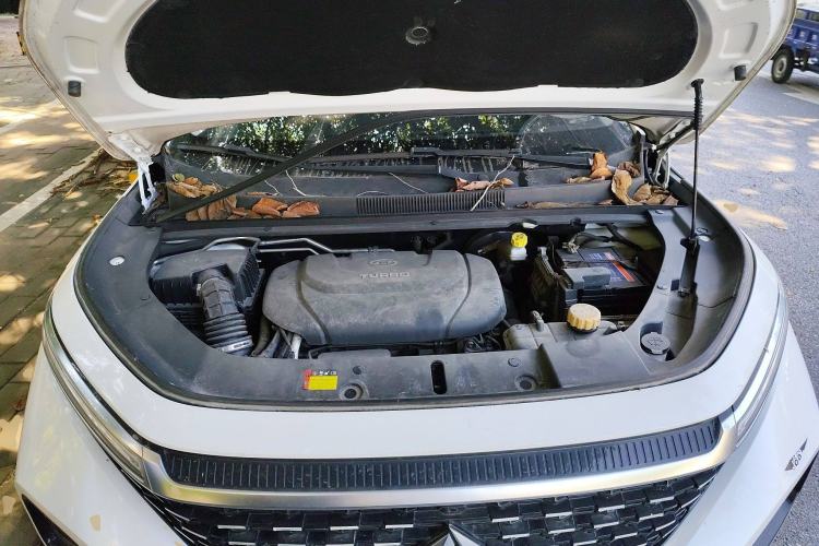 Used Baojun RM-5 2019 1.5T CVT Elite Version with 24-Hour Online Service 7 Seats Engine Bay