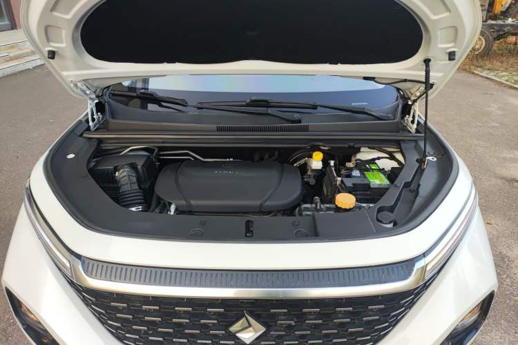 Used Baojun RM-5 2019 1.5T CVT 24-Hour Online Luxury Version 6 Seats Engine Bay