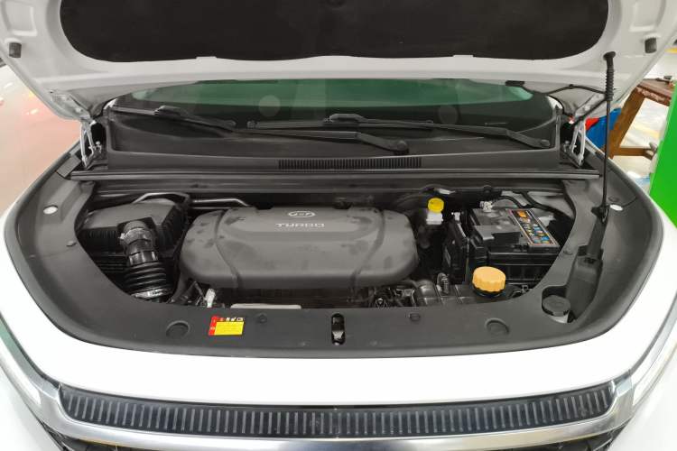 Used Baojun RM-5 2019 1.5T Manual Elite Version with 24-Hour Online Service 6 Seats Engine Bay