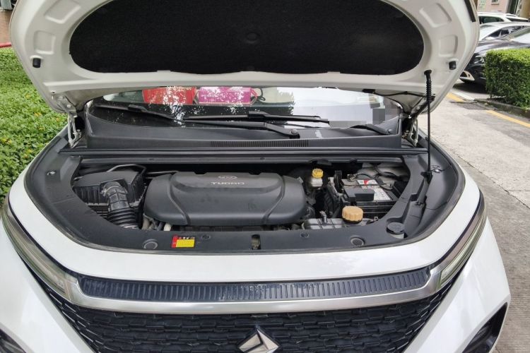 Used Baojun RM-5 2019 1.5T Manual Elite Version with 24-Hour Online Service 6 Seats Engine Bay