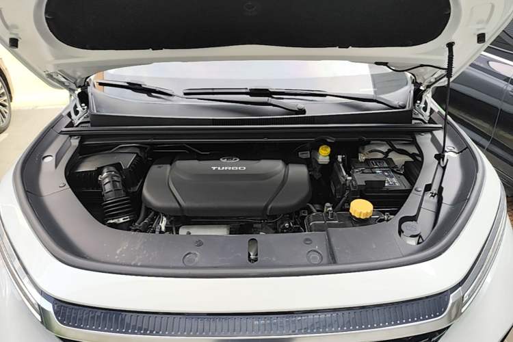 Used Baojun RM-5 2019 1.5T Manual Elite Version with 24-Hour Online Service 7 Seats Engine Bay