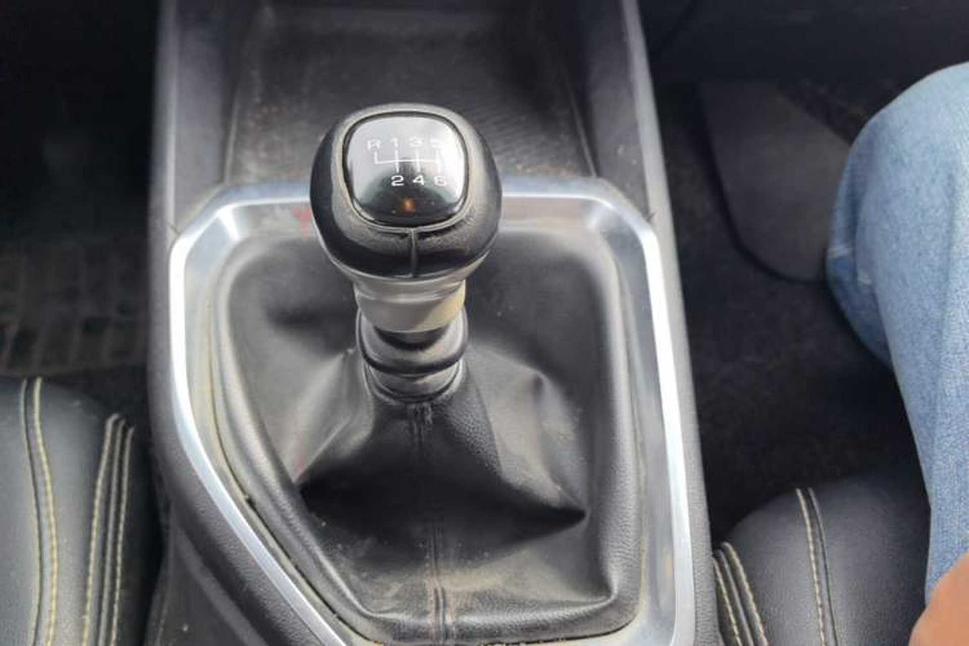 Used Baojun RM-5 2019 1.5T Manual Elite Version with 24-Hour Online Service 6 Seats Gear Lever
