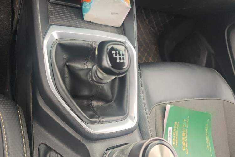 Used Baojun RM-5 2019 1.5L Manual Elite Version with 24-Hour Online Service 7 Seats Gear Lever