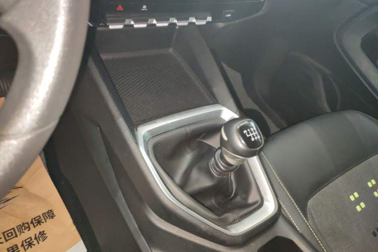 Used Baojun RM-5 2019 1.5T Manual Elite Version with 24-Hour Online Service 6 Seats Gear Lever