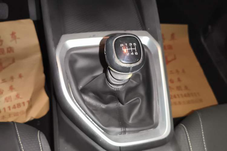 Used Baojun RM-5 2019 1.5T Manual Elite Version with 24-Hour Online Service 6 Seats Gear Lever