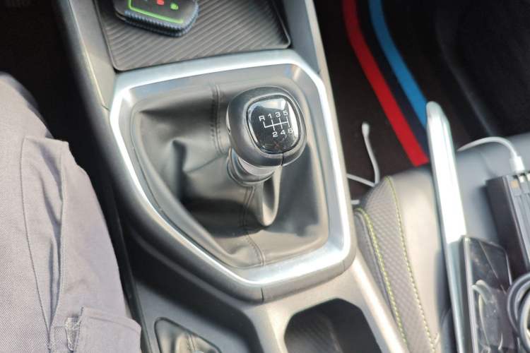 Used Baojun RM-5 2019 1.5T Manual Elite Version with 24-Hour Online Service 7 Seats Gear Lever