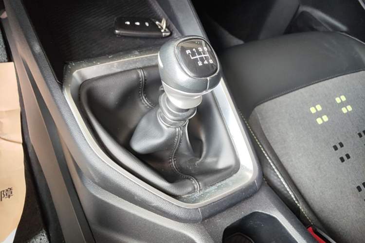 Used Baojun RM-5 2019 1.5T Manual Elite Version with 24-Hour Online Service 6 Seats Gear Lever