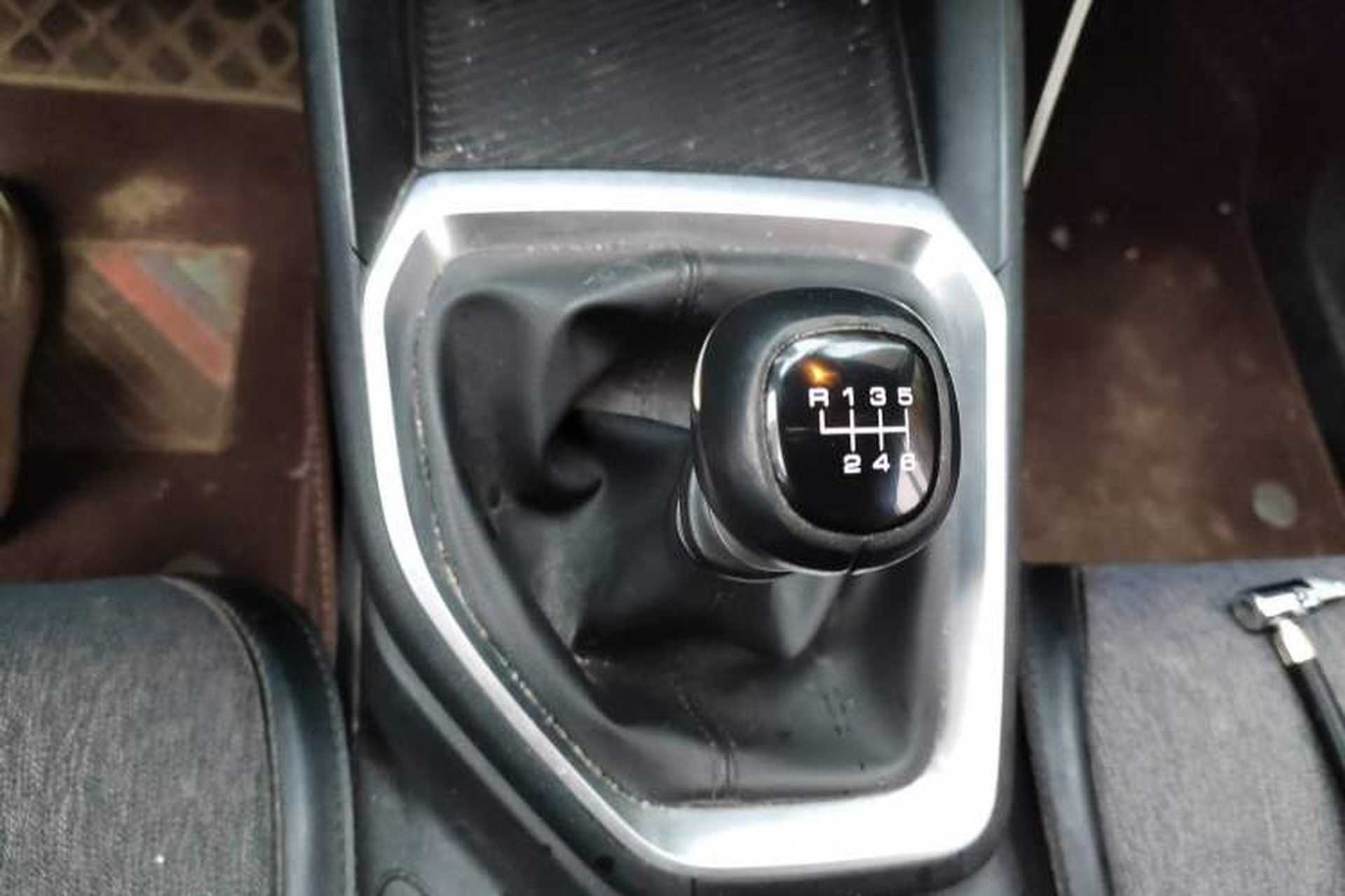 Used Baojun RM-5 2019 1.5T Manual Elite Version with 24-Hour Online Service 7 Seats Gear Lever