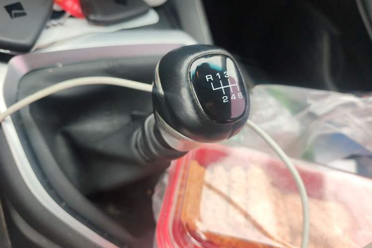 Used Baojun RM-5 2019 1.5T Manual Elite Version with 24-Hour Online Service 7 Seats Gear Lever