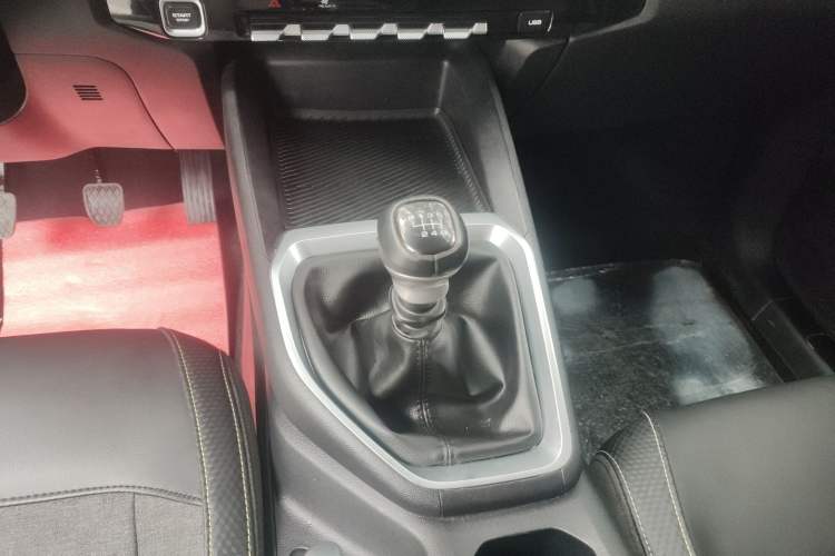 Used Baojun RM-5 2019 1.5T Manual Elite Version with 24-Hour Online Service 7 Seats Gear Lever