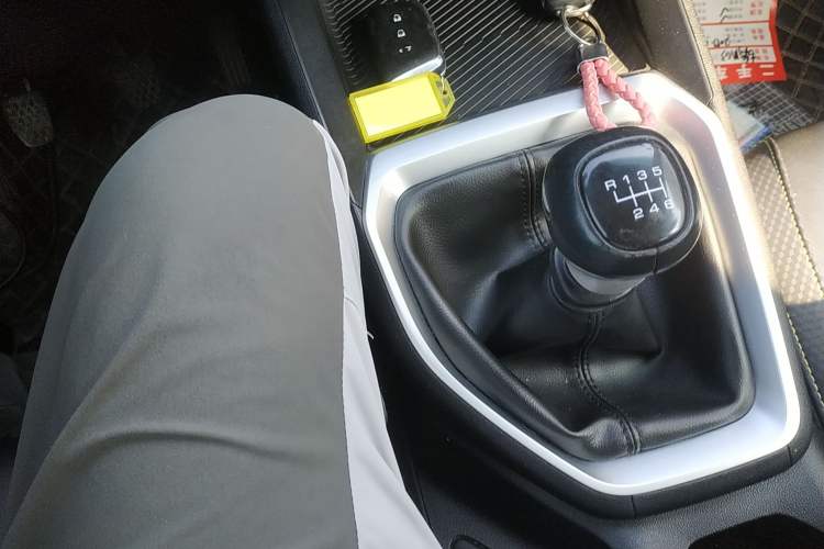 Used Baojun RM-5 2019 1.5T Manual Elite Version with 24-Hour Online Service 6 Seats Gear Lever