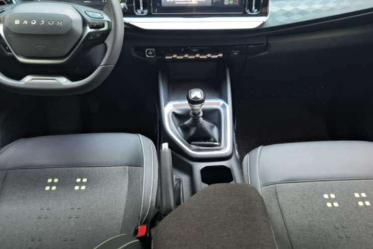 Used Baojun RM-5 2019 1.5T Manual Elite Version with 24-Hour Online Service 6 Seats Gear Lever