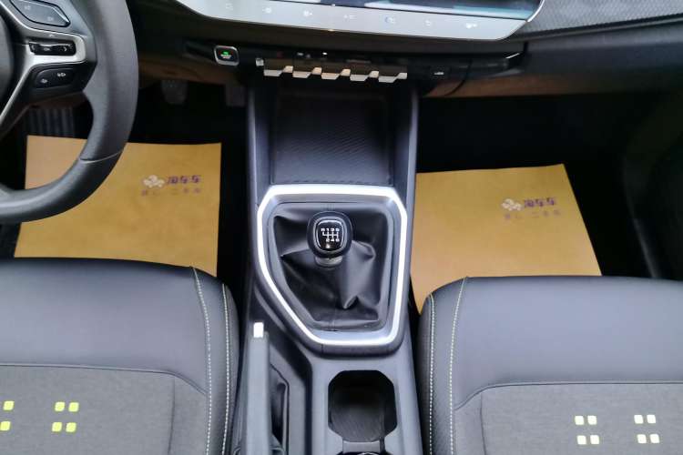 Used Baojun RM-5 2019 1.5T Manual Elite Version with 24-Hour Online Service 6 Seats Gear Lever