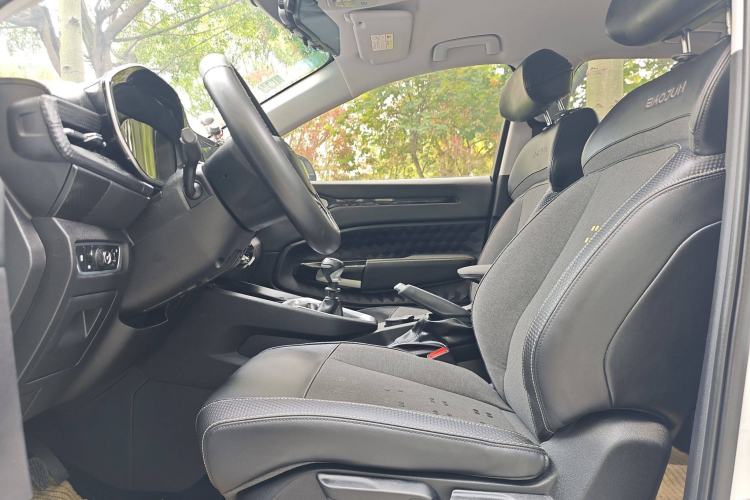 Used Baojun RM-5 2019 1.5T Manual Elite Version with 24-Hour Online Service 7 Seats Interior 1