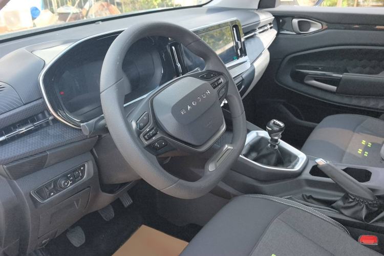 Used Baojun RM-5 2019 1.5L Manual Elite Edition with 24-hour Online Service 5 Seats Interior 2