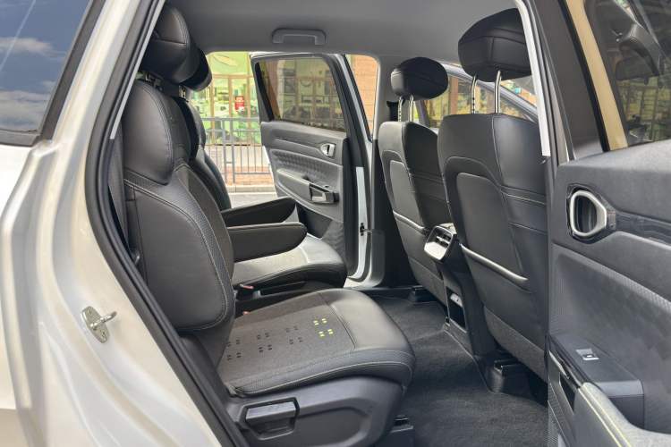 Used Baojun RM-5 2019 1.5T CVT Elite Version with 24-Hour Online Service 6 Seats Interior 2