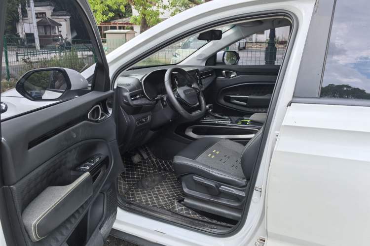 Used Baojun RM-5 2019 1.5T CVT Elite Version with 24-Hour Online Service 5 Seats Interior 2