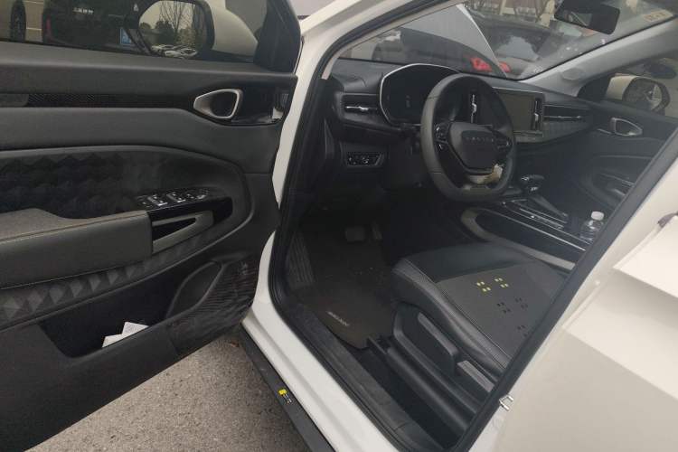 Used Baojun RM-5 2019 1.5T CVT Elite Version with 24-Hour Online Service 6 Seats Interior 3