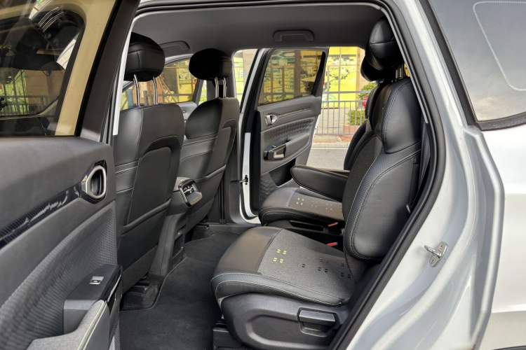 Used Baojun RM-5 2019 1.5T CVT Elite Version with 24-Hour Online Service 6 Seats Interior 4